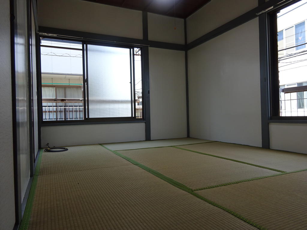 居室・リビング　２面窓で、明るいお部屋です。気候の良い時は窓を開けると涼しい