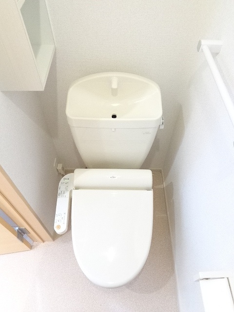 トイレ　下駄箱横の収納です。