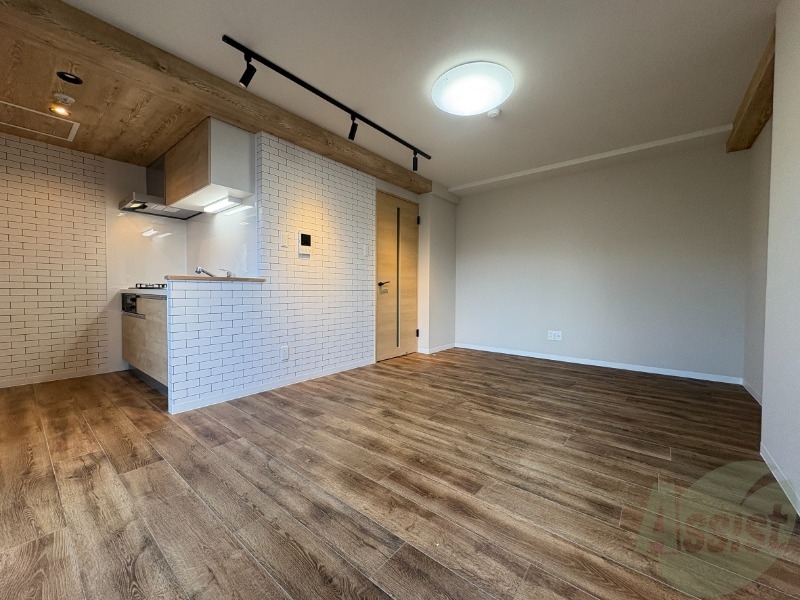 居室・リビング　木目のフローリングは落ち着きのある印象のお部屋になりますね。