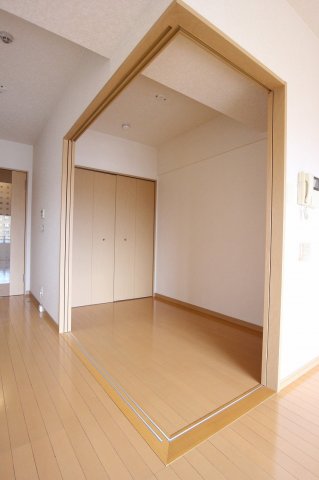 その他部屋・スペース　落ち着いた色調の寝室です