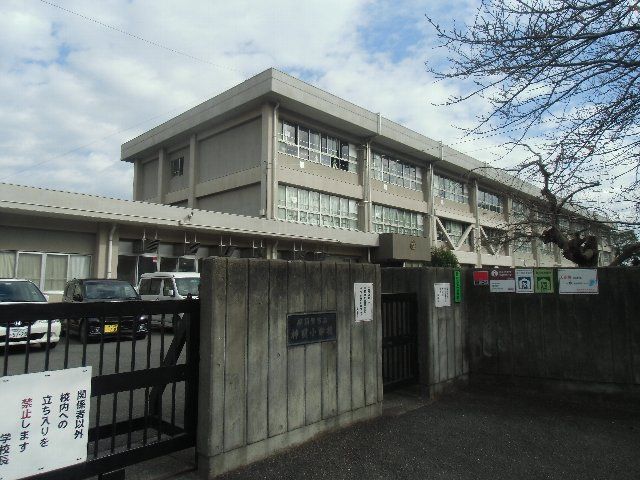 小学校　横須賀市立神明小学校（小学校）まで768m