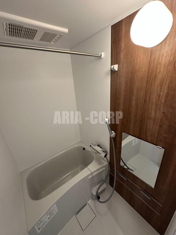 バス・シャワールーム　浴室乾燥付き。カラーパネル採用でお洒落なバスルームです。