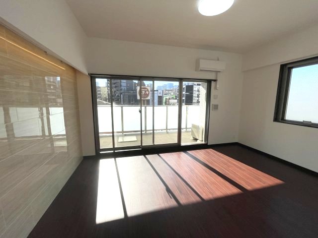 居室・リビング　ブラウン基調の室内写真を表示していますが、実際はホワイト基調