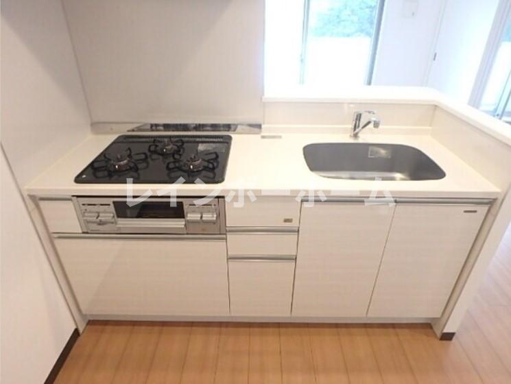 キッチン　コンパクトなキッチンで掃除もラクラク