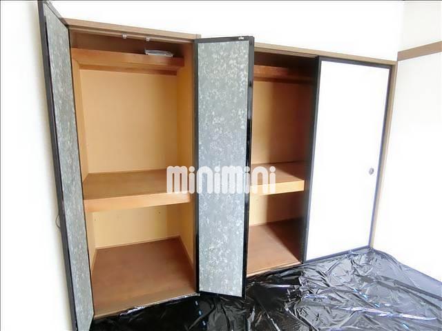 収納　１間押入れと横には更に収納ができます。