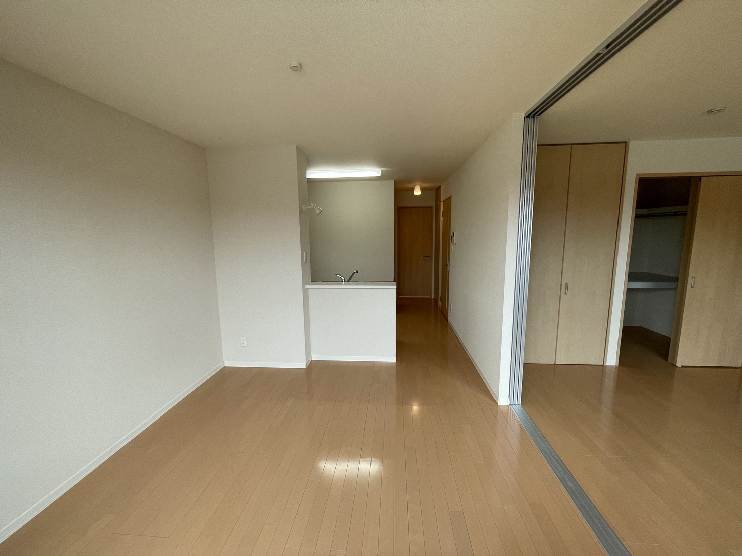 居室・リビング　室内写真・動画・パノラマは同物件角部屋201号室のものです