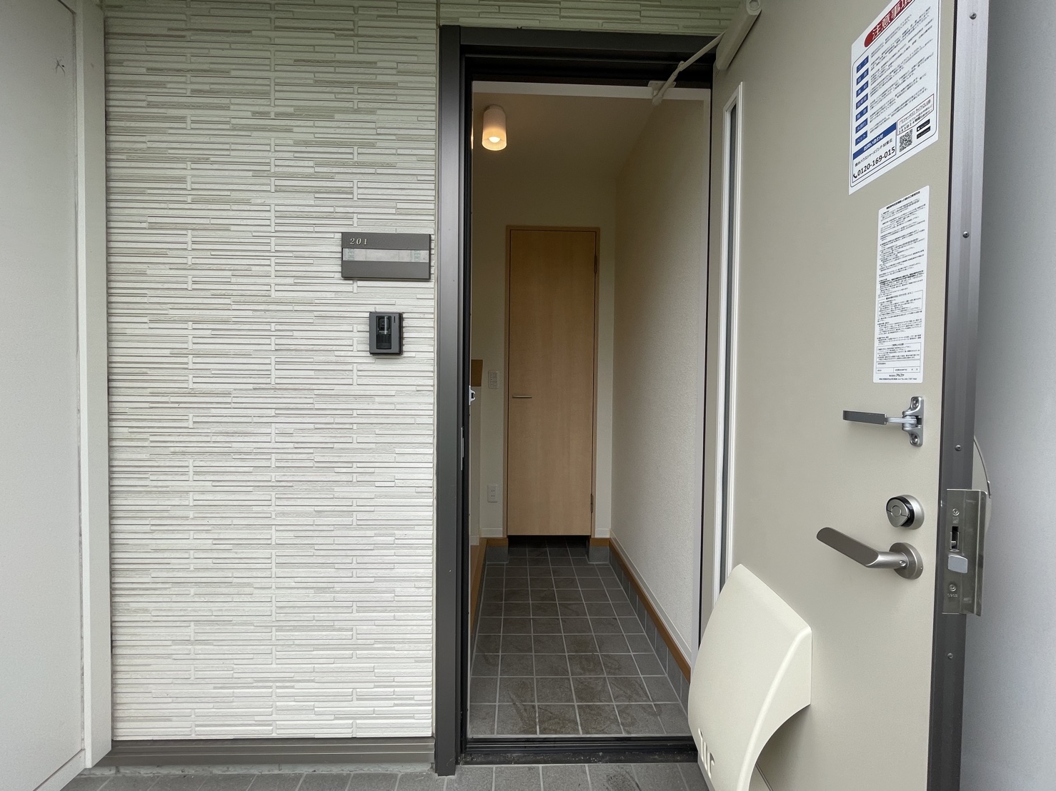 玄関　室内写真・動画・パノラマは同物件角部屋201号室のものです