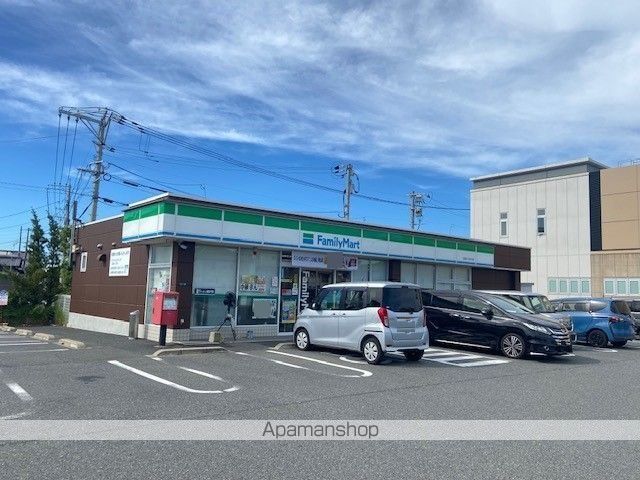 コンビニ　ファミリーマート（コンビニ）まで650m