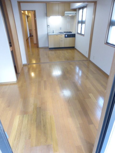その他部屋・スペース　★7帖の洋室・角部屋二面採光・艶やかなフローリングのお部屋…