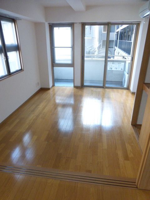 居室・リビング　★角部屋二面採光・7帖のきれいなフローリングのお部屋です★
