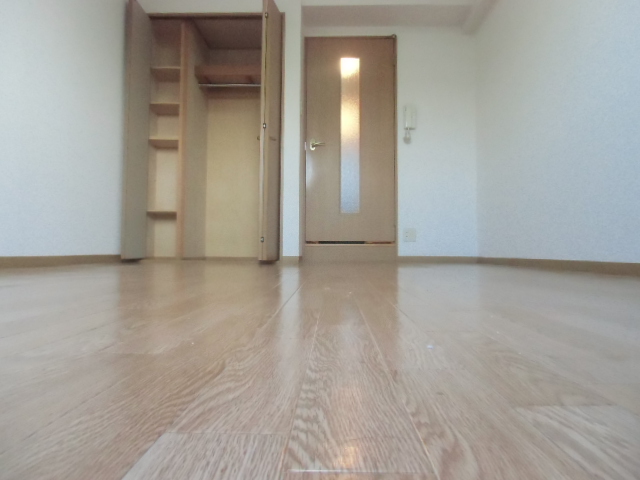 その他　クローゼット完備の８帖もあるお部屋です☆