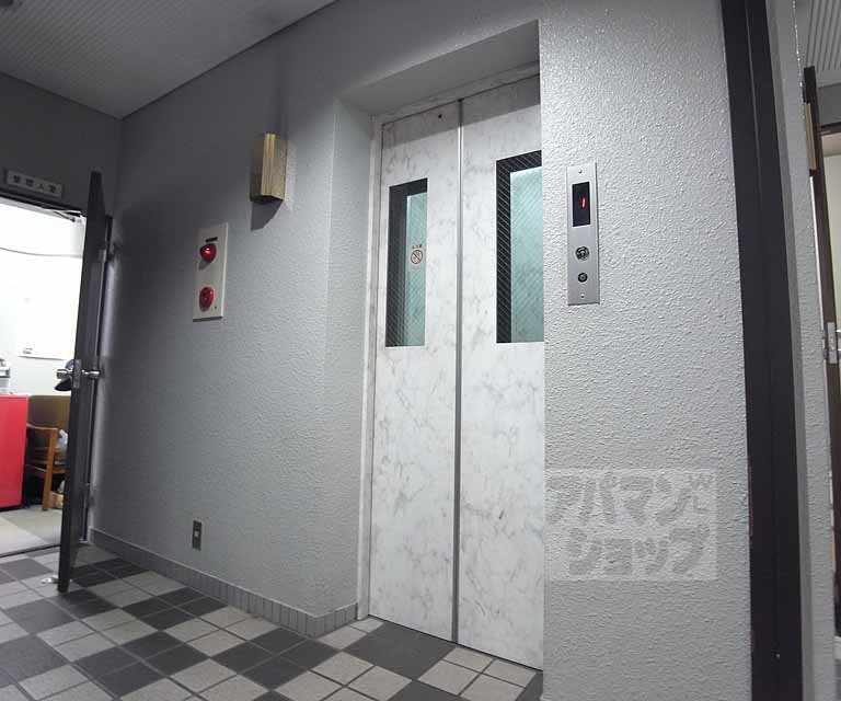 ロビー　エレベーター付き