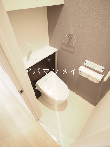 トイレ　収納棚のあるトイレです