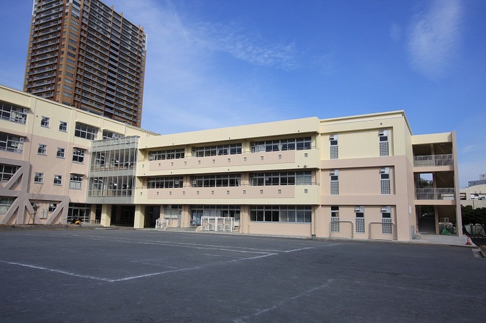 小学校　横浜市立川上北小学校（小学校）まで270m