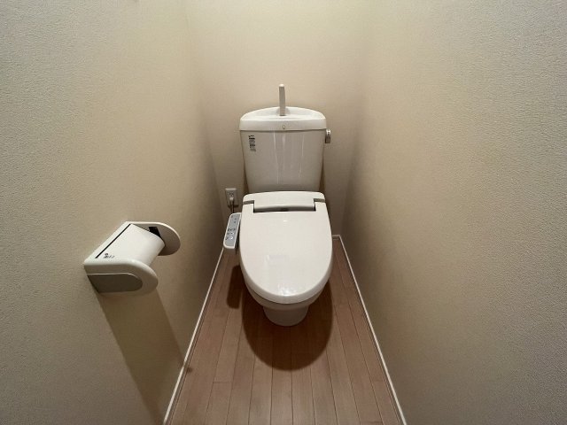 トイレ　温水洗浄便座付きのトイレです♪