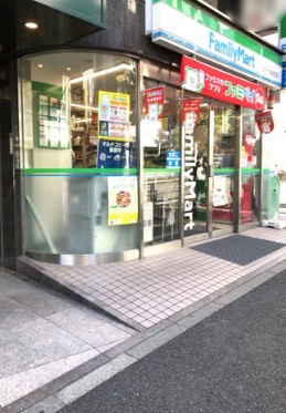コンビニ　ファミリーマート代々木駅西店（コンビニ）まで202m