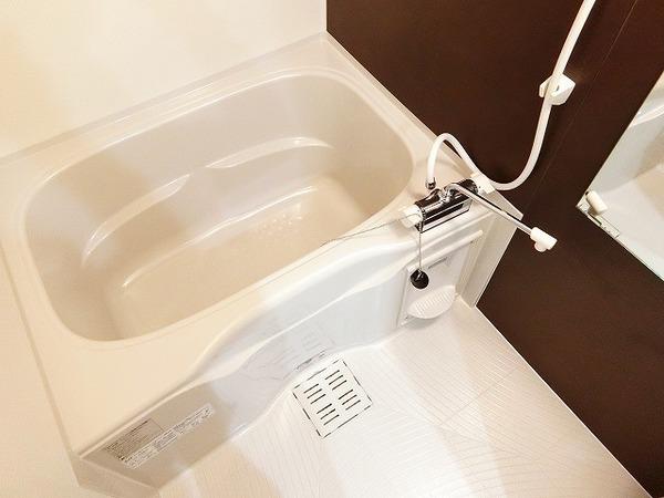 バス・シャワールーム　浴室乾燥機付きバス！