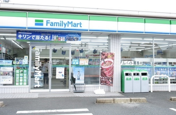 コンビニ　ファミリーマート（コンビニ）まで150m