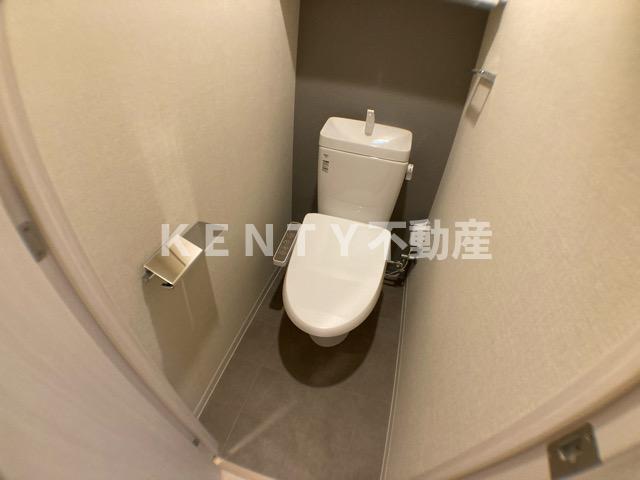 トイレ　落ち着いた色調のトイレです