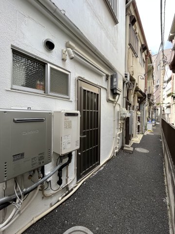 玄関　共同玄関となります。