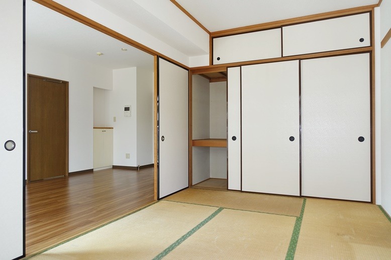 その他設備　天袋付き１間半の押し入れ＆収納完備◎