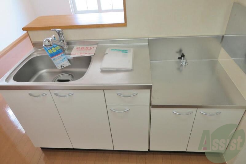 キッチン　は、こんな感じで収納スペースに調理器具もしまえますね