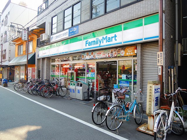 コンビニ　ファミリーマート犬上屋梅香店（コンビニ）まで424m