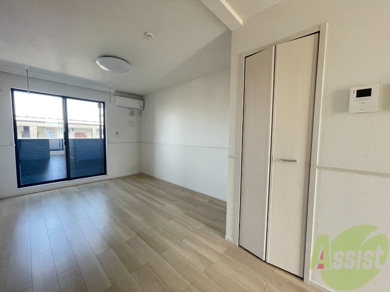 居室・リビング　白を基調とした綺麗なお部屋ですね。日当たりも良好です