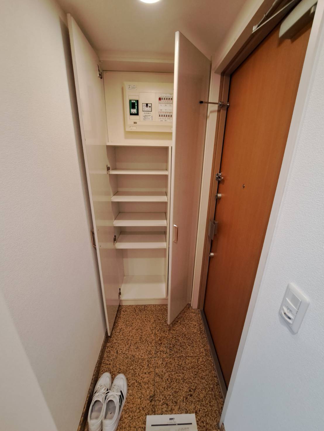 玄関　写真は同タイプ住居です。