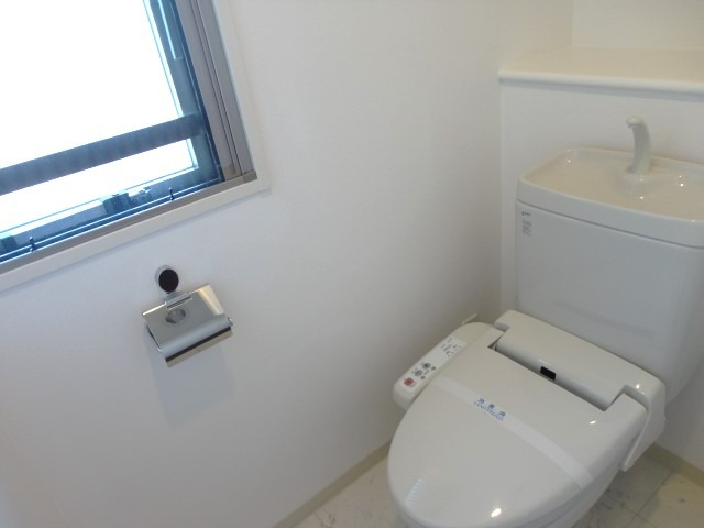 トイレ　窓のあるトイレはポイント高いです♪