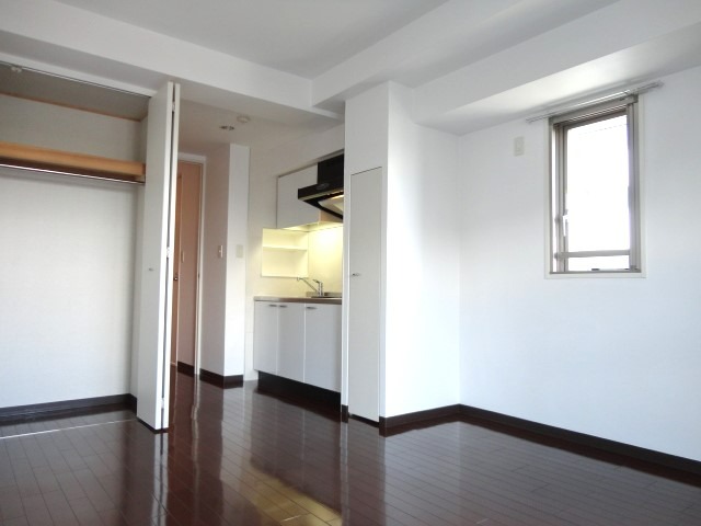 居室・リビング　シックな印象のお部屋です。