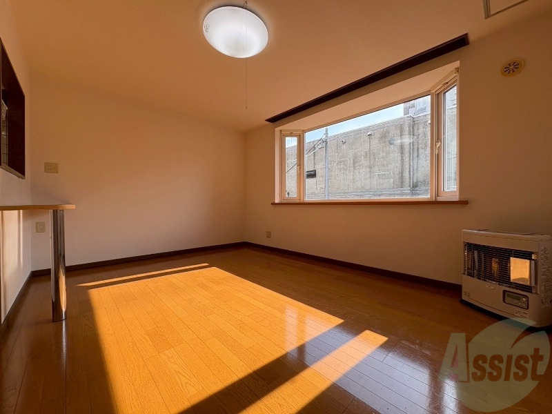 居室・リビング　木目のフローリングは落ち着きのある印象のお部屋になりますね。