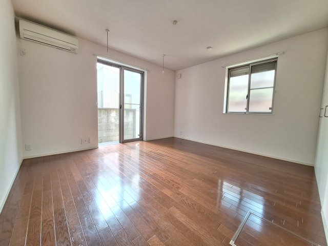 居室・リビング　★明るいフローリングの角部屋です★