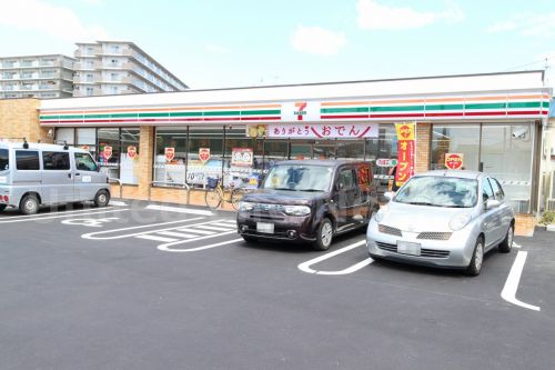 コンビニ　セブン-イレブン 豊中豊南町東４丁目店（コンビニ）まで371m