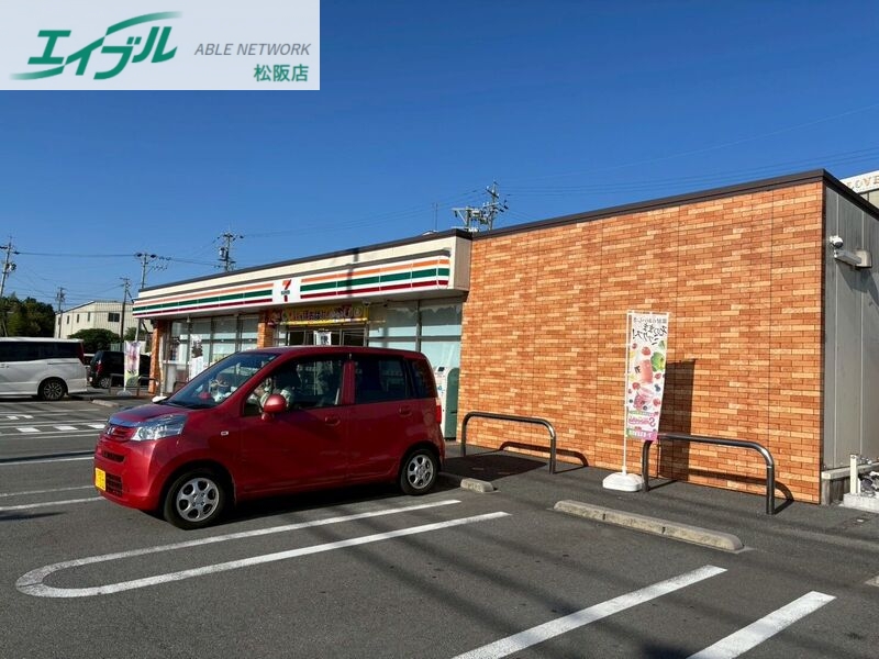 コンビニ　セブンイレブン松阪山室町北店（コンビニ）まで292m