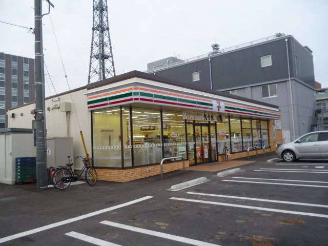 コンビニ　セブンイレブン（コンビニ）まで240m