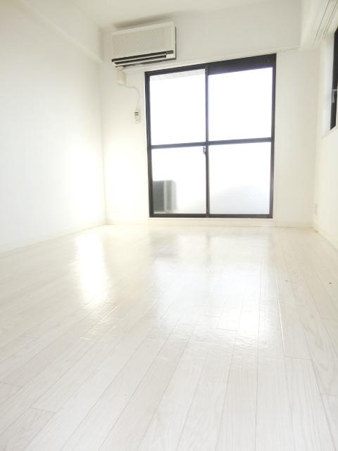 居室・リビング　「メゾン・ド・パラージュ」室内の写真です！ 明るいお部屋でお