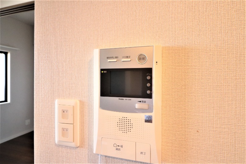 セキュリティ　女性の方も安心のモニターフォンです
