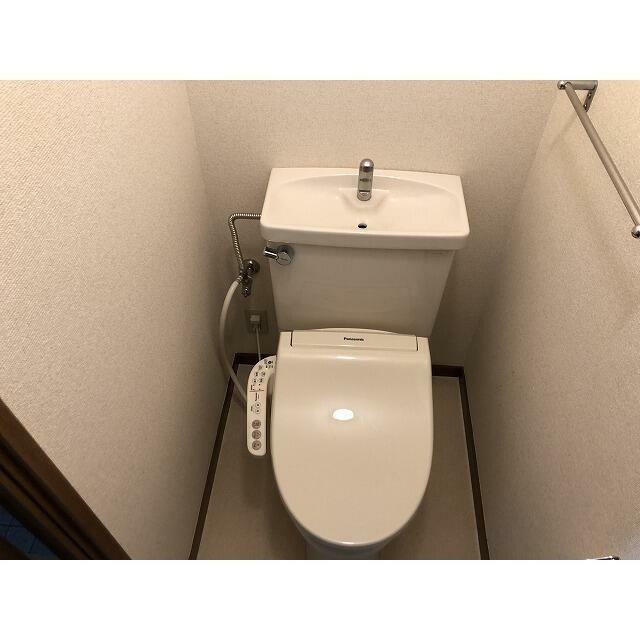 トイレ　温水洗浄便座。