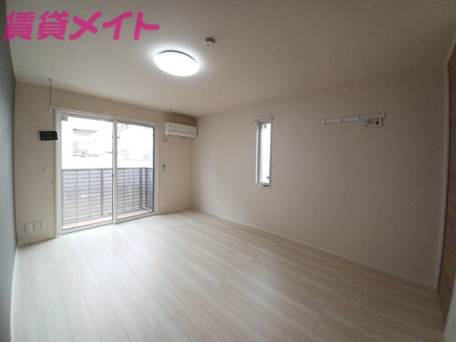 居室・リビング　同建物別部屋写真です