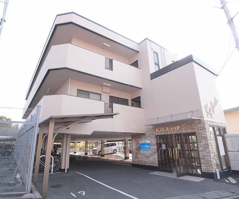 建物外観　３階建てのマンションです。