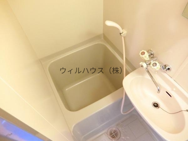 バス・シャワールーム　キレイにリフォームされています！