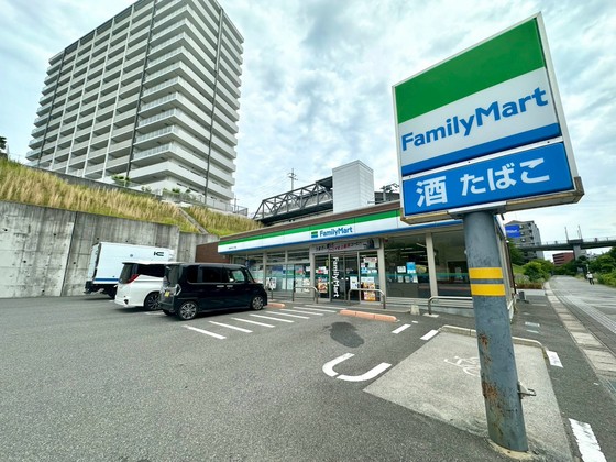 コンビニ　ファミリーマート西条中央七丁目店（コンビニ）まで907m