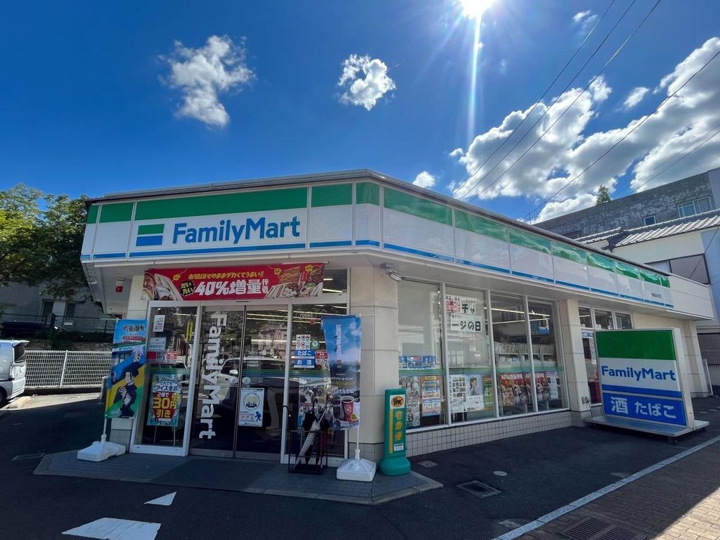 コンビニ　ファミリーマート長崎油木町店（コンビニ）まで30m