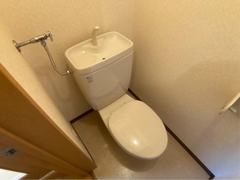 トイレ　こちらはトイレです。清潔感があり、安心して使用できます。