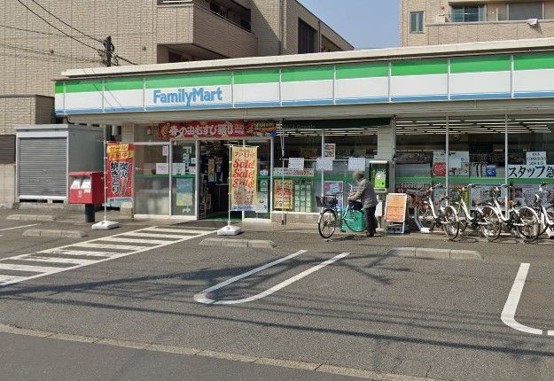 コンビニ　ファミリーマート桜川三丁目店（コンビニ）まで290m