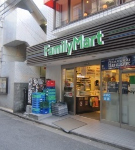 コンビニ　ファミリーマート南青山店（コンビニ）まで624m