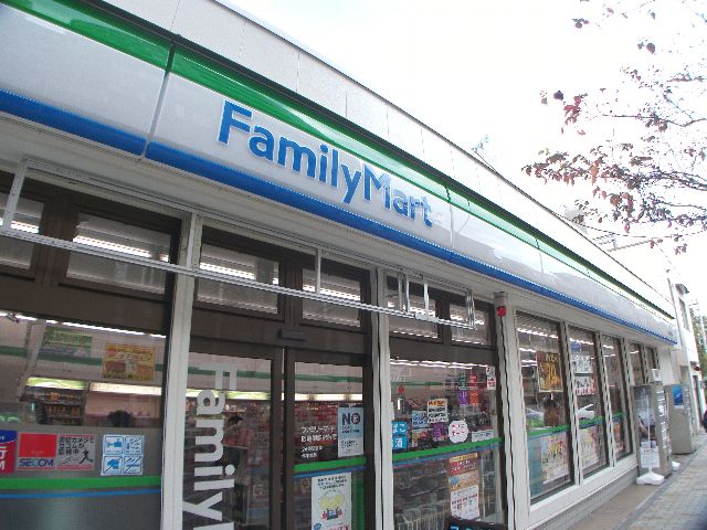 コンビニ　ファミリーマート阪急御影駅前店（コンビニ）まで638m