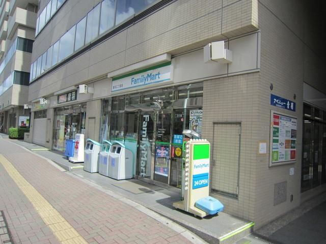 コンビニ　ファミリーマート新宿新小川町店（コンビニ）まで563m