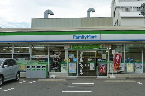 コンビニ　ファミリーマート 熱田花表町店（コンビニ）まで218m